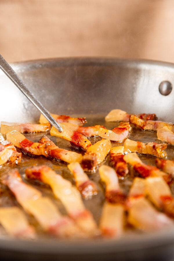 Friggi il guanciale in una padella