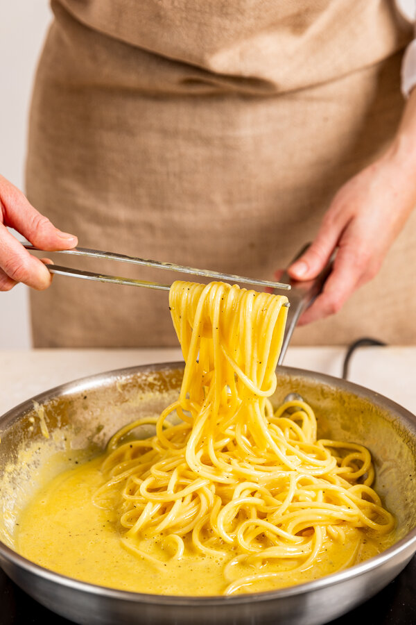 Aggiungi la pasta al sugo alla carbonara