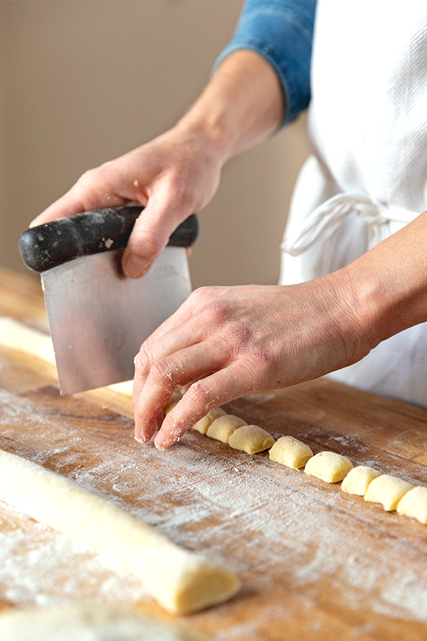 Taglia il rotolo di pasta in piccoli pezzi