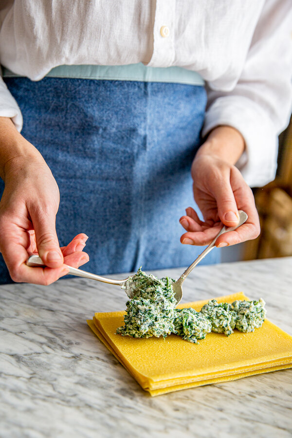 Miscela di ricotta e spinaci in un piatto di lasagne