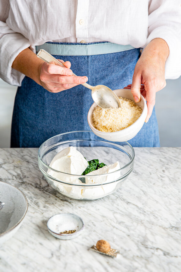 Mescola spinaci, ricotta e parmigiano