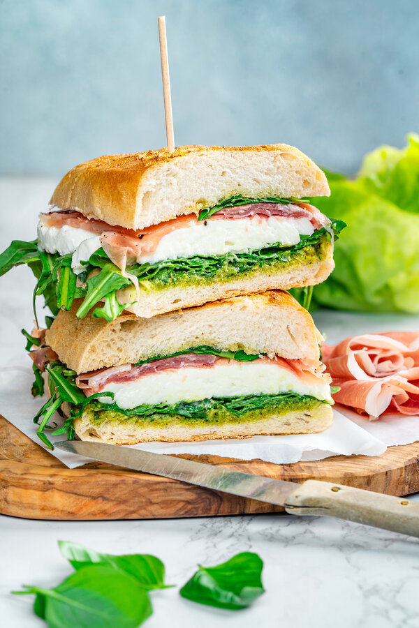 Panino di ciabatta con mozzarella e prosciutto crudo