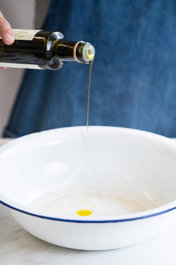 Aggiungi l'olio d'oliva all'acqua