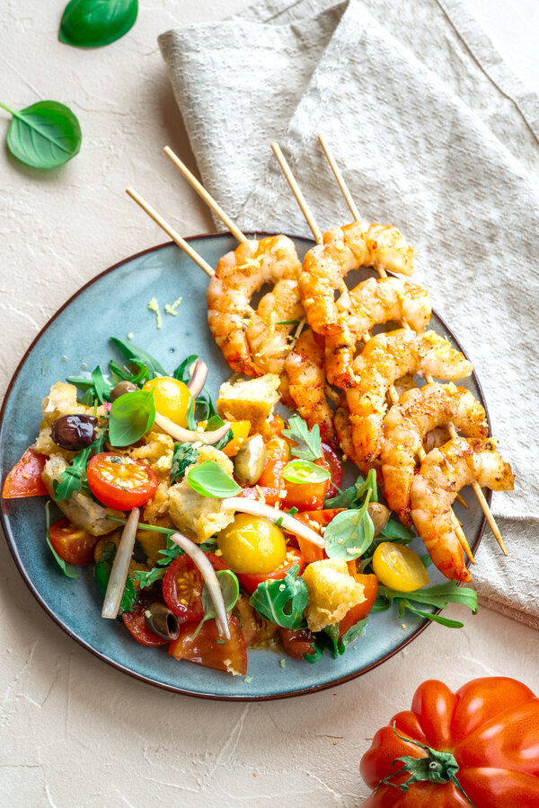 Panzanella con spiedini di gamberi alla griglia